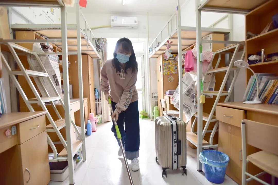 第一时间向同学们送去关心和问候